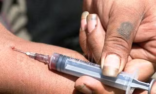 Bác sĩ truyền nhiễm khẳng định việc lây truyền HIV hàng loạt qua đường kim tiêm là rất khó có thể xảy ra. Ảnh minh hoạ: Internet