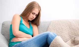 Cảm giác đau, rát kéo dài khi quan hệ: Những dấu hiệu như đau, rát khi quan hệ có thể là dấu hiệu cảnh báo bệnh khô âm đạo hoặc viêm nhiễm trong âm đạo hay bất kì bệnh phụ khoa nào khác. Ảnh minh hoạ: Internet