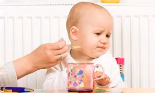 Có nhiều lý do biếng ăn của trẻ, trong đó việc cha mẹ tập cho con làm quen thức ăn không phù hợp. Ảnh minh hoạ: Internet