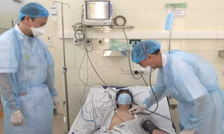 Một bệnh nhân mắc viêm não mô cầu đang điều trị tại BV Bạch Mai. 