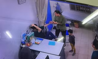 Bác sĩ trẻ V.H.C (Bệnh viện Đa khoa Xanh Pôn) bị người nhà bệnh nhi tấn công đêm 13/4. Ảnh cắt từ Clip trích xuất camera Bệnh viện