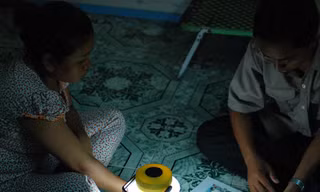 Vợ chồng thợ hồ mù chữ thành nhân viên ngân hàng