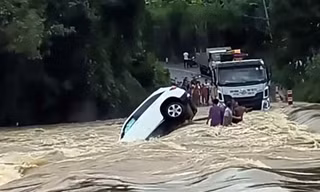 Ô tô Mercedes bị lũ cuốn trôi khi qua cầu tràn, hai người thoát chết