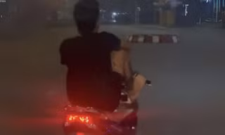 Nam thanh niên dùng chân điều khiển xe máy ở Đồng Nai