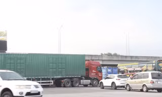Nhiều tài xế bức xúc vì bị chặn lối lên cao tốc Long Thành - TPHCM
