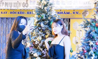 Xóm đạo lớn nhất TPHCM tấp nập người đi chơi Noel sớm