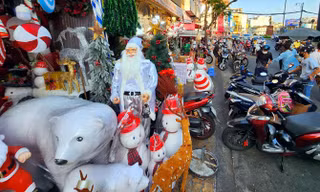 Nhộn nhịp phố bán đồ trang trí Giáng sinh ở TPHCM