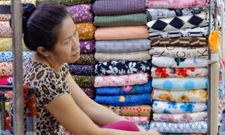 Tiểu thương chợ vải lớn nhất TPHCM 'khóc thét' vì vừa bán hàng vừa đá bóng