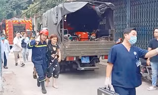 Clip: Khẩn trương cứu người mắc kẹt vụ nhà 4 tầng bị sập ở TPHCM