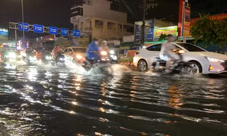 Mưa như trút nước, nhiều tuyến phố Đà Nẵng 'biến' thành sông