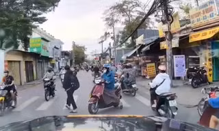 Video: Cúi đầu cảm ơn khi được nhường đường hút triệu lượt xem