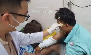 Mua chai hóa chất 75.000 đồng về thông bồn cầu, cha con ở TPHCM bỏng nát da