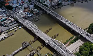 Cây cầu hơn 100 năm tuổi nối liền 2 quận ở TPHCM