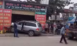 Clip khoảnh khắc chủ quầy thuốc thoát nạn thần kỳ khi ô tô mất lái lao thẳng vào
