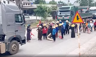 Giải quyết vụ người dân chặn xe vào cảng biển quốc tế Nghi Thiết