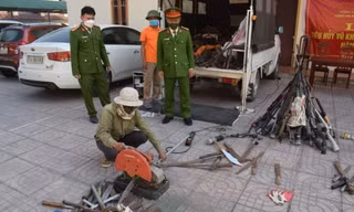 Tiêu hủy hàng trăm súng tự chế và dao kiếm 
