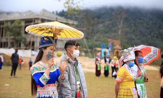 Đầu xuân, thiếu nữ Mông xinh đẹp ném pao tìm người yêu