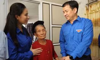 Trao nhà tình nghĩa, tặng quà gia đình thân nhân liệt sĩ ở Hà Tĩnh