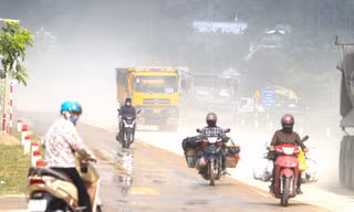 Đất đá từ xe tải rơi vãi khiến quốc lộ mưa nhầy nhụa, nắng bụi mù trời
