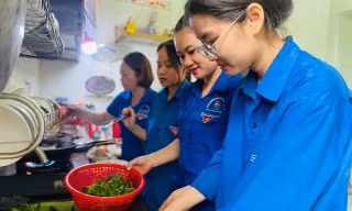 Thanh niên nấu cơm, làm xe ôm miễn phí tiếp sức sĩ tử vượt vũ môn