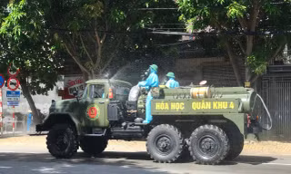 Bộ đội điều xe chuyên dụng phun khử khuẩn tại TP Vinh sau ca dương tính SARS-CoV-2