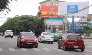 Đường phố thành phố Vinh đông đúc sau khi được nới lỏng giãn cách