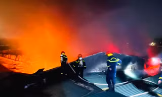 Siêu thị điện máy cháy đỏ rực trong đêm