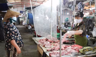 Chợ dân sinh ở Vinh khác lạ trước ngày mở cửa trở lại