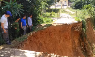 Kinh hãi đường 'đứt đôi', chia cắt hàng chục hộ dân ở Nghệ An