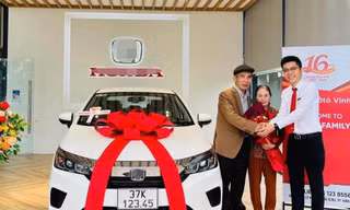 Mua ô tô tặng bố mẹ, cô gái Nghệ An bấm được biển VIP 12345