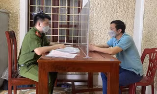 Từ khảo sát ‘sự hài lòng’ của dân, bắt một cán bộ xã thu giữ hơn 100 bìa đỏ