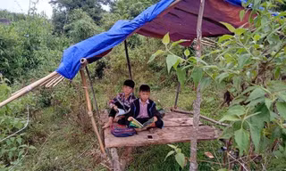 Học sinh lớp 6 lên núi dựng lán 'dò sóng' học online