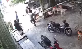 [CLIP] Người đàn ông bất ngờ bị nhóm người tung cước đá gục tại chỗ 