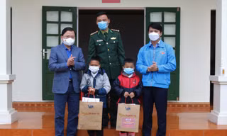Bí thư thứ nhất T.Ư Đoàn thăm, tặng quà Làng Thanh niên lập nghiệp biên giới Nghệ An
