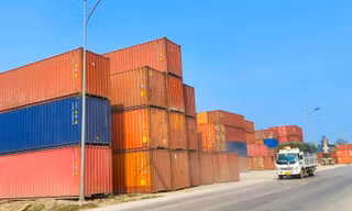 Kinh hãi 'núi container' nằm bên tỉnh lộ đe dọa người đi đường