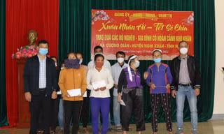 Mang Tết ấm đến với người dân nghèo ở xã miền biển