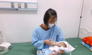 Cứu sống bé gái sinh non nặng 1,3kg, bị viêm ruột hoại tử