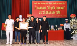 Trao bằng Tổ quốc ghi công cho liệt sĩ hi sinh tại Trường Sa