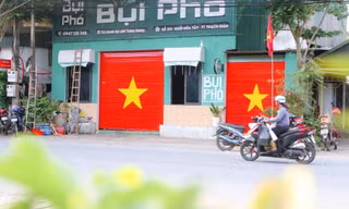 Cờ Tổ quốc phủ khắp thôn làng đến thành thị 