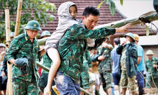Bộ đội, công an lội bùn, dựng cầu tạm qua suối giúp người dân vùng lũ 