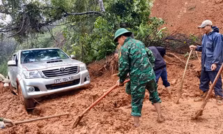 Lính quân hàm xanh cào bùn thông tỉnh lộ cho xe qua