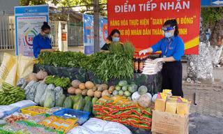 Shipper áo xanh TP Vinh mua bán, vận chuyển lương thực đến từng hộ gia đình 