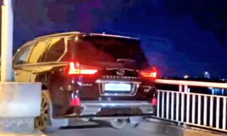 Sẽ tước giấy phép tài xế xe Lexus đi vào làn xe máy trên cầu Bến Thủy