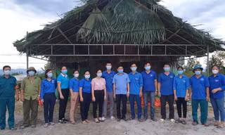 Sáng kiến làm mái nhà lá cọ giảm nhiệt cho lực lượng tại điểm chốt chống dịch