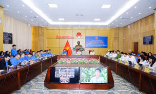 Chủ tịch UBND tỉnh Nghệ An đối thoại với thanh niên về sáng tạo khởi nghiệp, lập nghiệp