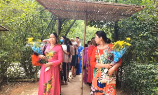 Hàng ngàn người đến quê Bác trong dịp sinh nhật lần thứ 132 của Người