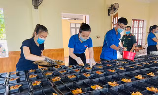 Nhìn gần bữa ăn của lực lượng tuyến đầu và bệnh nhân COVID-19 ở Bệnh viện dã chiến Nghệ An