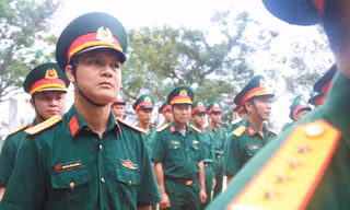 Linh thiêng lễ chào cờ nơi đảo tiền tiêu