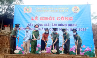 Công an tỉnh Nghệ An trao phòng ở cho học sinh vùng biên giới