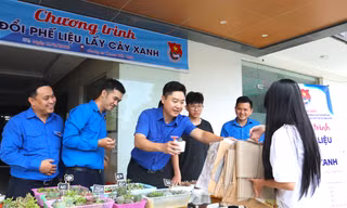 Đoàn viên đổi cây xanh lấy phế liệu, hỗ trợ người dân làm dịch vụ công